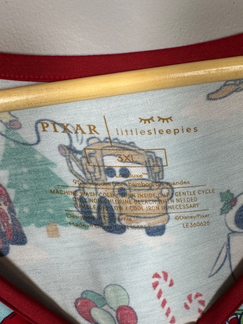 Little Sleepies Disney Pixar Christmas Village Women’s Pajama Top Size 3XL NWOT - Picture 4 of 5